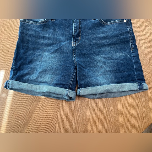 Seven7 Jean shorts women’s size 8 with a rolled hem - Picture 3 of 5